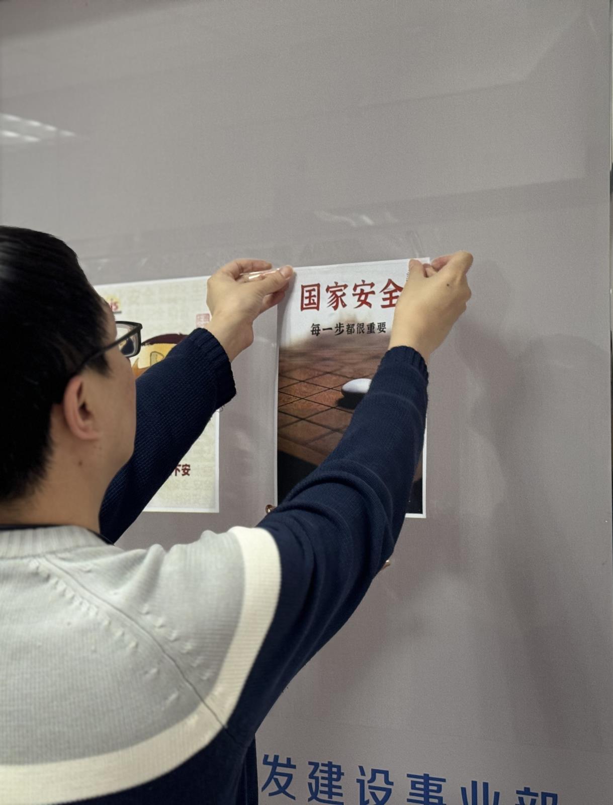 事業部張貼宣傳海報1.jpg